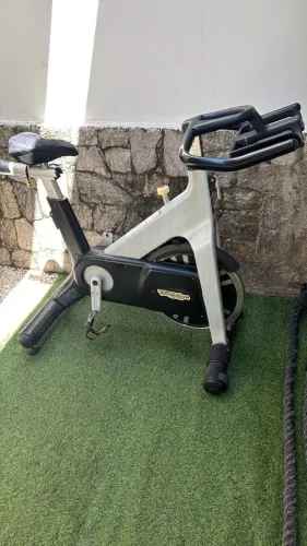 Bicicleta Technogym spinning profissional bike indoor