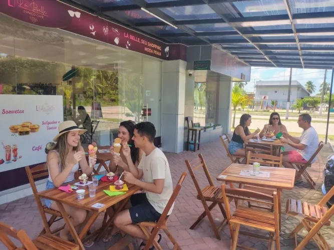 Loja moda praia com café