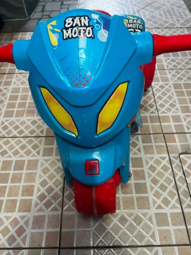 Moto elétrica infantil em perfeito estado