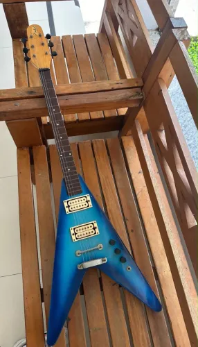 Guitarra Flying V Estilo Fender - 2 Captadores Humbucker - Cor Azul