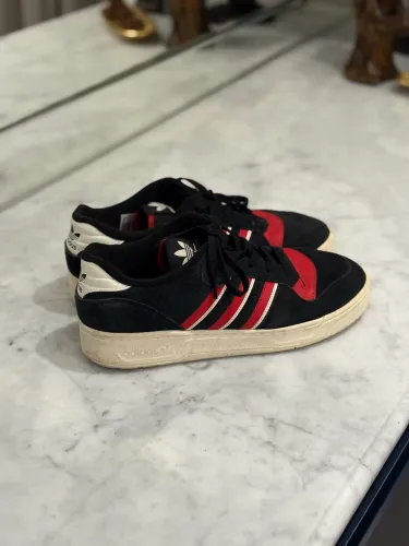 Tênis Adidas Rivalry Low (Tamanho 44)