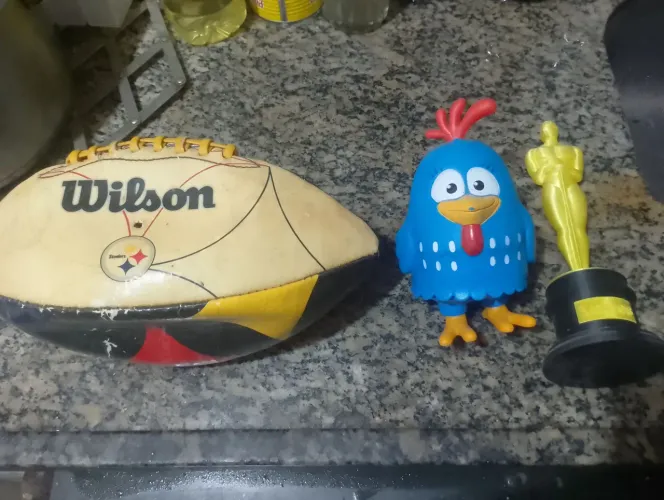 Bola de futebol americano, galinha pintadinha, troféu 