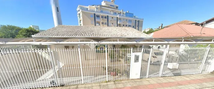Auxiliadora Predial aluga, casa com 3 dormitórios, situada no bairro Capoeiras
