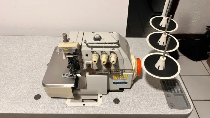 Máquina Overloque Industrial MEGAMAK