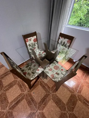 VENDO MESA DE JANTAR COM 4 CADEIRAS - R$ 650,00