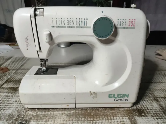 Máquina de costura Elgin genius