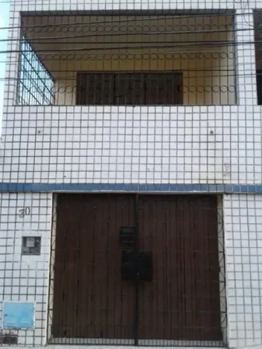 Casa Duplex 4 quartos, 2 banheiros, 3 salas, varandas, cozinha, quintal, vaga R$1.600,00  
