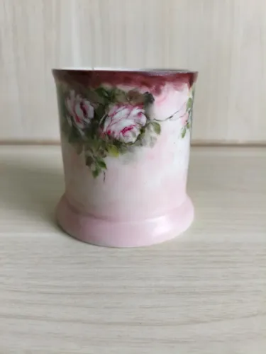  Antigo Pote anos 60   em Porcelana pintada á mão linda .   