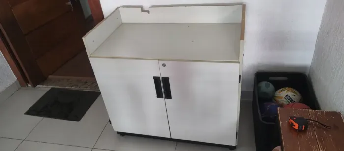 Armario de escritório<br><br>91 cm de largura x 85 de altura x 50 de profundidade