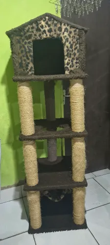 Vendo arranhador com casinha pra gatos