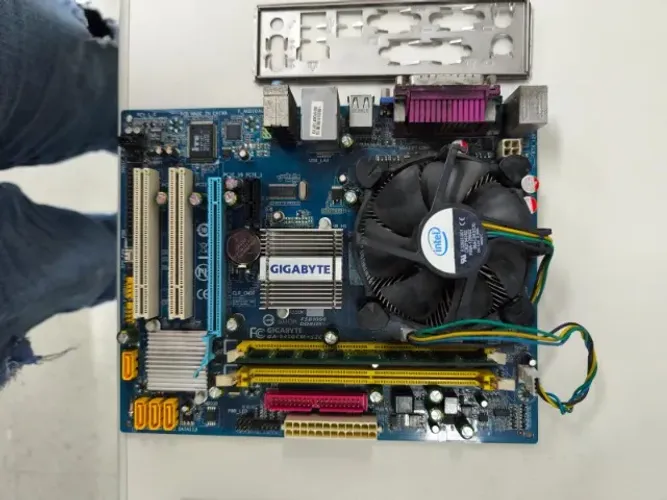 Placa Mãe Gigabyte 945GCM-S2C F4 + Processador Intel Xeon 3040 + 2 GB memória ram