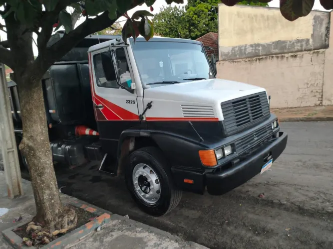 Caminhão Mercedes 2325 traçado ano 1997
