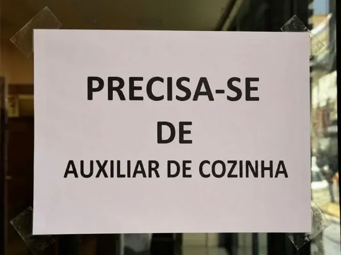 Precisa-se de auxiliar de cozinha 