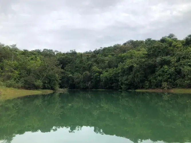 AGIO DE LOTE NA BEIRA DO LAGO CORUMBA IV
