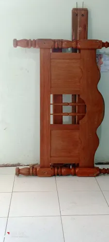 Vendo uma cama de madeira de casal 