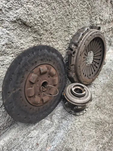 VENDO KIT DE EMBREAGEM USADO PLATÔ E DISCO COM ATUADOR SERVO ESCRAVO