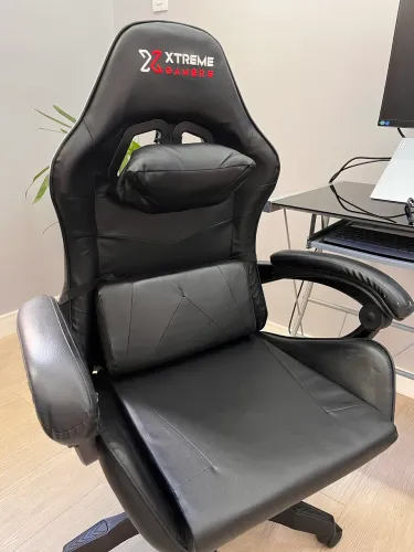 Cadeira Xtreme Gamers, Giratória, Reclinável, Altura Ajustável, Confortável na Cor Preta