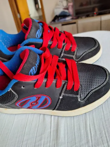 Tenis de rodinhas HELLYS