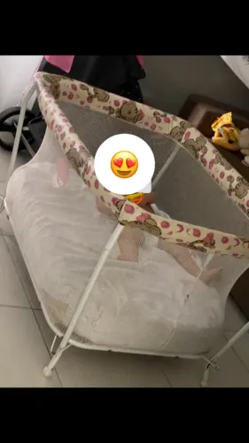 Vendo berço cercado semi novo, com colchão 