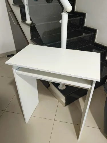 Mesa para Computador Branca Compacta com Porta Teclado - Ótimo Estado