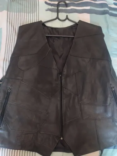 Colete de couro preto