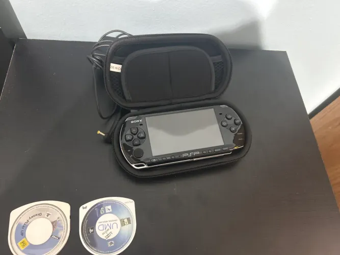 Psp3001 bloqueado com carregador case de transporte e dois jogos