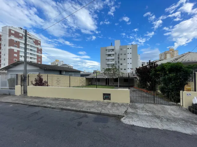 CASA COM AMPLO QUINTAL PARA LOCAÇÃO EM BARREIROS!