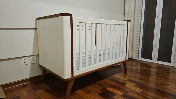 Berço Americano 2 em 1 Quater Retrô (Vira Mini Cama) - Branco e Madeira