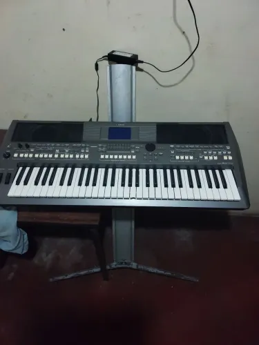 Um teclado PSR s 670 Yamaha 