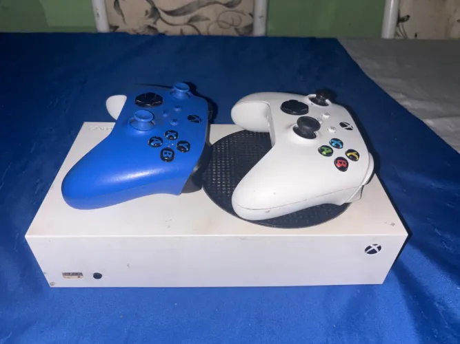 Xbox sereis s semi novo, 512 GB + dois controles original