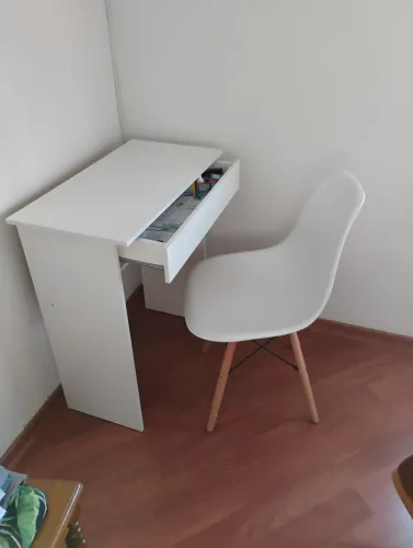 Mesa escrivaninha e cadeira
