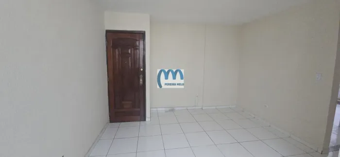 Apartamento vazio, vista livre pro Carrefour e Rua Alfredo Backer.