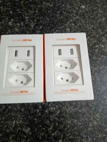 Tomada dupla com 2 entradas usb