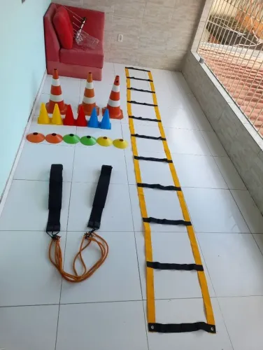Lindo kit de equipamentos para treino.