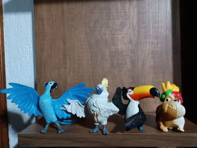 4 bonecos desenho Rio usados na condição das fotos
