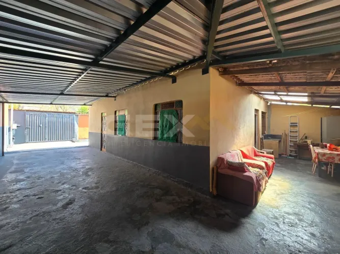 Casa à venda no bairro São Judas, 3 quartos e um quintal amplo.