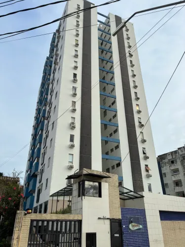 Apartamento Farol três quartos 