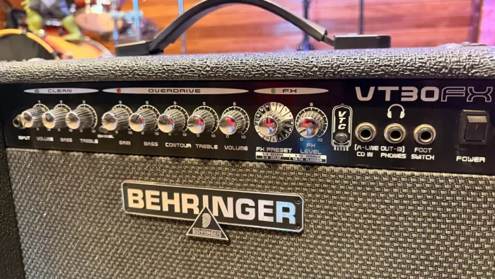 Amplificador para Guitarra Behringer com Efeitos - VT30FX