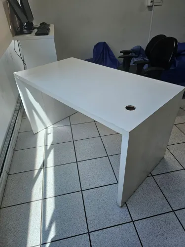Mesa branca, reforçada para computador ou escritório