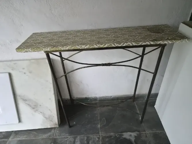 Aparador de aço dourado