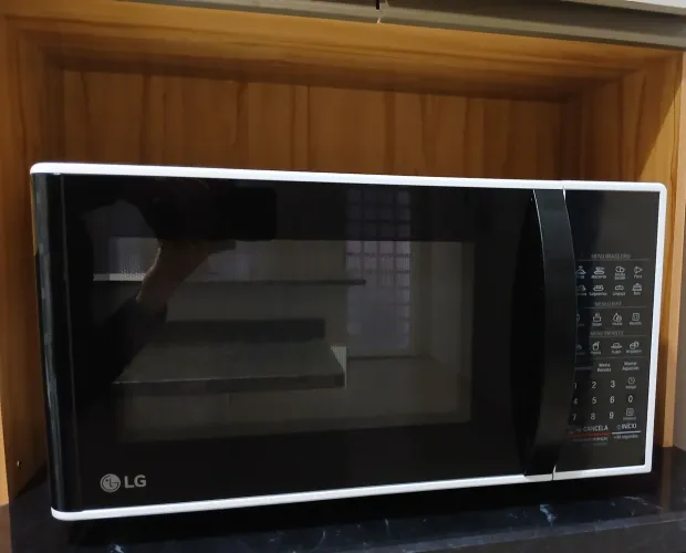 Micro-ondas LG espelhado, com menu brasileiro, light e infantil 