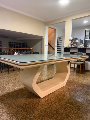Vendo mesa de madeira com proteção em vidro