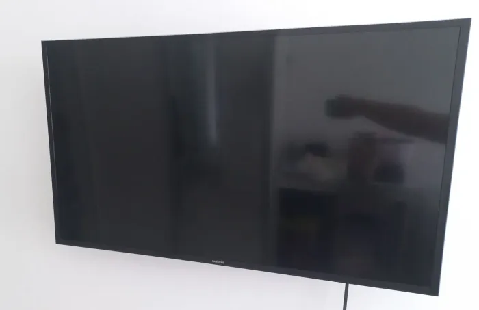 TV SAMSUNG 43" COM DEFEITO (Barramemto de LED)