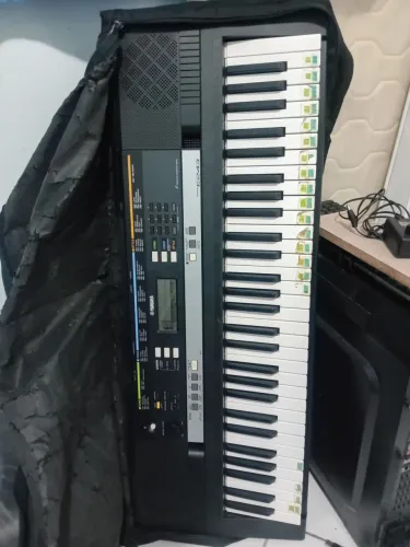 Teclado yamaha modelo PSR E243 Tem conversa.