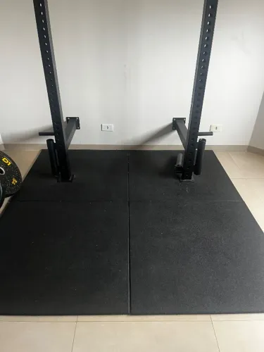 Piso academia emborrachado reforçado crossfit/musculação 2x2 m em 4 placas de 1x1 m