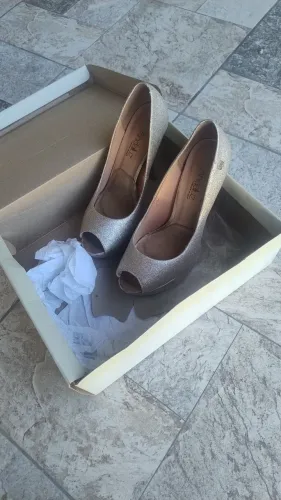 Sapato feminino vizanno Peep toe dourado 