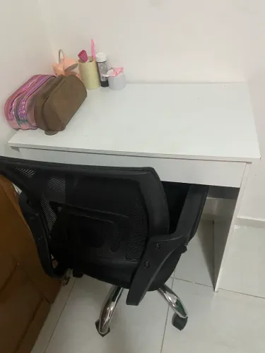 Escrivaninha e cadeira