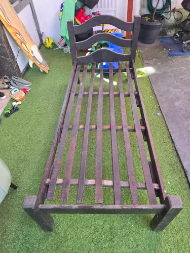 Cama de solteiro de madeira maciça