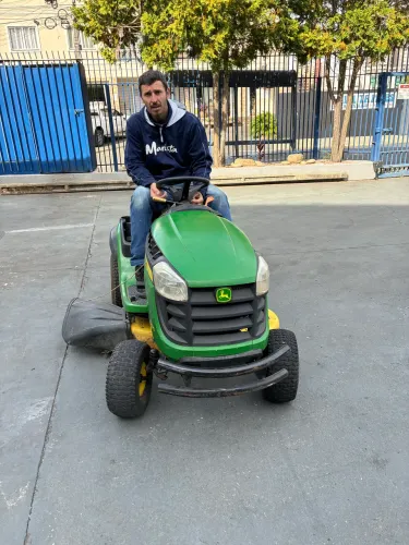 Trator cortador de grama 