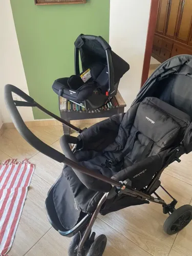 Carrinho com bebê conforto